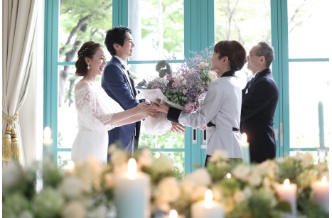 結婚式で両親へ贈る記念品｜人気の品と渡し方・手紙の組み合わせ【神戸】